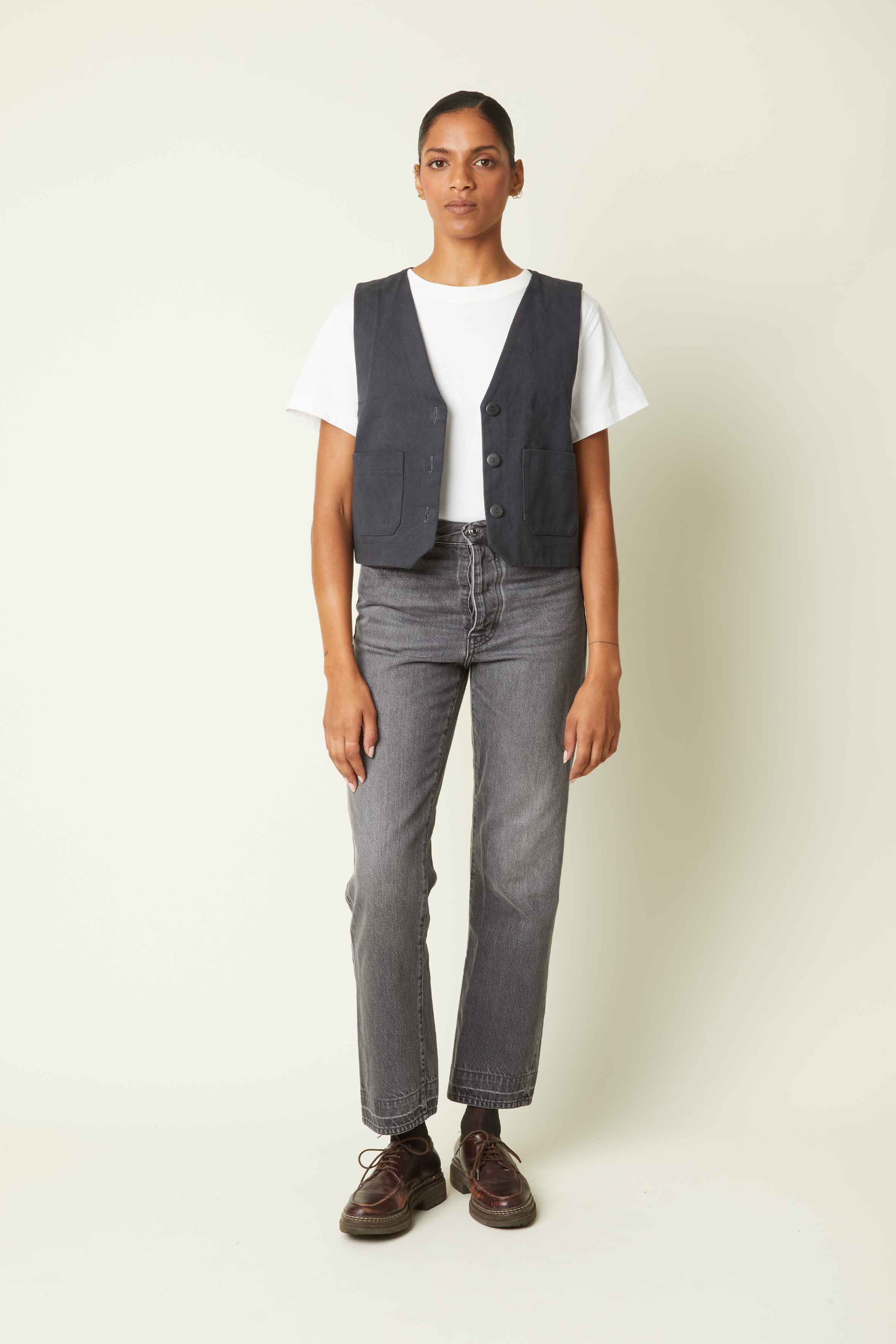 Little Jacket pattern – Front view, charcoal grey waistcoat, patch pockets, buttons, white t-shirt, grey jeans – Atelier Brunette
