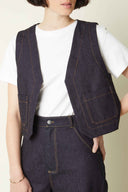 Patron LA Petite Veste – Face, veste sans manches denim indigo, surpiqures dorées, t-shirt blanc – Atelier Brunette