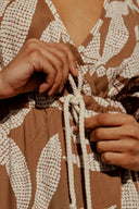 Patron La Robe Butterfly – Détail tissu caramel motif feuillage, mains sur la ceinture cordelette – Atelier Brunette