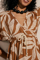 Patron La Robe Butterfly – Décolleté cache-cœur, robe caramel motif feuillage, manches kimono évasées – Atelier Brunette