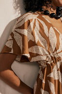 Patron La Robe Butterfly – Robe caramel motif feuillage, encolure portefeuille, manches butterfly évasées – Atelier Brunette