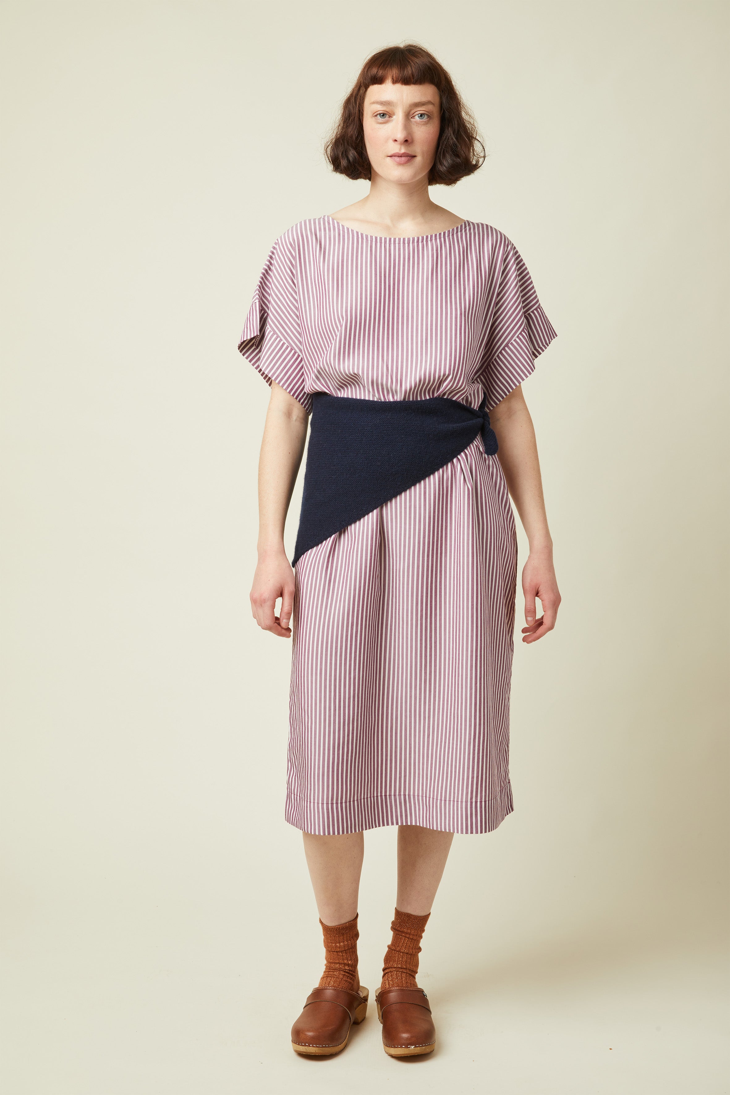 Patron La Robe de plage – robe rayée bordeaux/blanc, manches kimono, ceinture marine nouée – Atelier Brunette