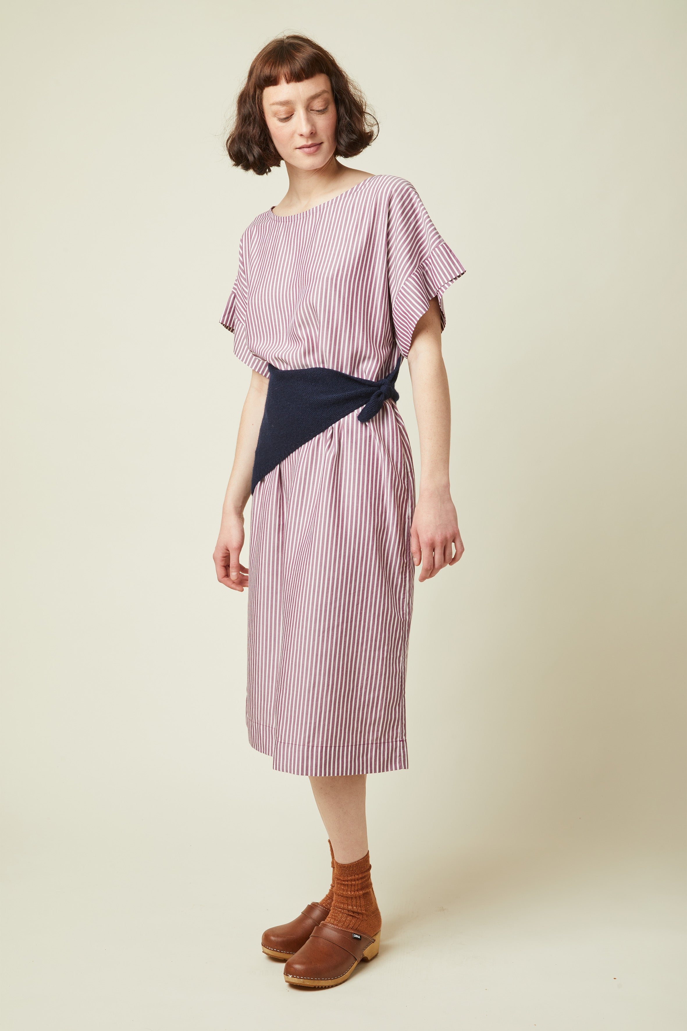 Patron La Robe de plage – robe rayée bordeaux/blanc, vue 3/4, ceinture marine nouée – Atelier Brunette