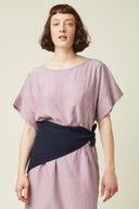 Patron La Robe de plage – vue mi-corps, manches kimono rayées, ceinture marine nouée – Atelier Brunette