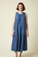 Patron LA Robe Flare – Face, robe ample bleu denim, encolure froncée, jupe à volant, longueur midi – Atelier Brunette