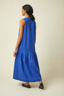 Patron LA Robe Flare – Dos, robe bleu cobalt électrique, fermeture boutonnée dos, loafers noirs – Atelier Brunette