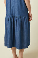 Patron LA Robe Flare – Profil, robe bleu denim, détail volant jupe froncé, longueur midi – Atelier Brunette
