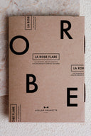 Patron LA Robe Flare – Étui kraft imprimé lettrage ROBE FLARE, logo Atelier Brunette, fond marbre – Atelier Brunette