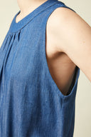 Patron LA Robe Flare – Gros plan épaule, robe bleu denim chambray, détail emmanchure et encolure – Atelier Brunette
