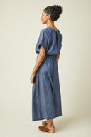 Patron Robe Pantalon – vue de dos, chambray bleu, encolure ronde, échancrure avec bouton – Atelier Brunette