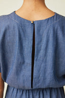Patron Robe Pantalon – détail dos et encolure ronde, chambray bleu, bouton métal – Atelier Brunette