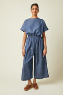 Patron Robe Pantalon Pochette – vue de face, robe pantalon chambray bleu, manches courtes – Atelier Brunette