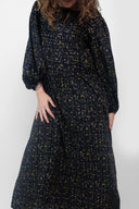 Patron La Robe RE_SOURCEE – Robe longue imprimée géométrique bleu/kaki, manches bouffantes, ceinture froncée – Atelier Brunette