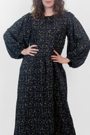 Patron La Robe RE_SOURCEE – Femme de face, robe longue imprimée géométrique bleu/kaki, col noué – Atelier Brunette