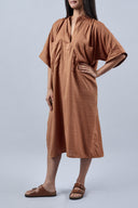 Patron La Robe Tunique – Femme de face, robe tunique oversize terracotta unie, col mao, manches larges – Atelier Brunette