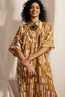 Patron La Robe Tunique – Femme de face souriante, robe tunique imprimée géométrique terracotta/or – Atelier Brunette