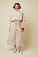 Patron Robe Zippée – vue de face, robe imprimée zébrée coloris sable, ceinture cordelière – Atelier Brunette
