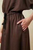 Patron Robe Zippée – gros plan taille et ceinture cordelière, coloris marron foncé – Atelier Brunette