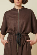 Patron Robe Zippée – vue de face, coloris marron foncé, fermeture glissière visible – Atelier Brunette