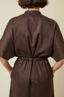 Patron Robe Zippée – vue de dos, coloris marron foncé – Atelier Brunette