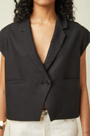 Patron Veste Spencer – gros plan buste, veste spencer noire, col tailleur en V croisé, bijoux dorés – Atelier Brunette