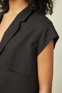 Patron Veste Spencer – gros plan côté, veste spencer noire, détail mancheron et poche passepoilée – Atelier Brunette
