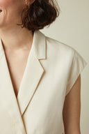 Patron Veste Spencer – gros plan col tailleur en V croisé, veste spencer écrue, mancheron – Atelier Brunette