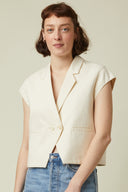 Spencer Jacket pattern – front view, jacket spencer off-white, crossed tailored collar, medium-length hair – Atelier Brunette