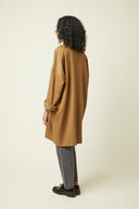 Patron Veste Troublante – vue de dos, coloris caramel, jean gris et bottines noires – Atelier Brunette