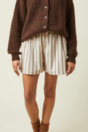 Patron LE Boxer – Model en boxer rayé beige blanc, cardigan marron boutonné, vue buste-genoux – Atelier Brunette