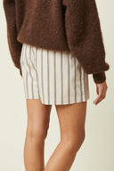 Patron LE Boxer – Vue taille-cuisses, boxer rayé beige blanc à ceinture élastiquée, cardigan marron – Atelier Brunette