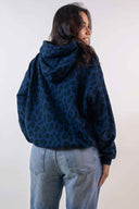 Patron Le Hoodie – Femme de dos portant un hoodie oversize léopard bleu marine avec capuche, fond blanc – Atelier Brunette