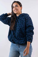Patron Le Hoodie – Femme de 3/4 face, hoodie oversize imprimé léopard bleu marine, capuche, fond blanc – Atelier Brunette