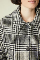 Patron Le Manteau – Détail col et boutonnage, manteau pied-de-poule noir/blanc, fond beige – Atelier Brunette