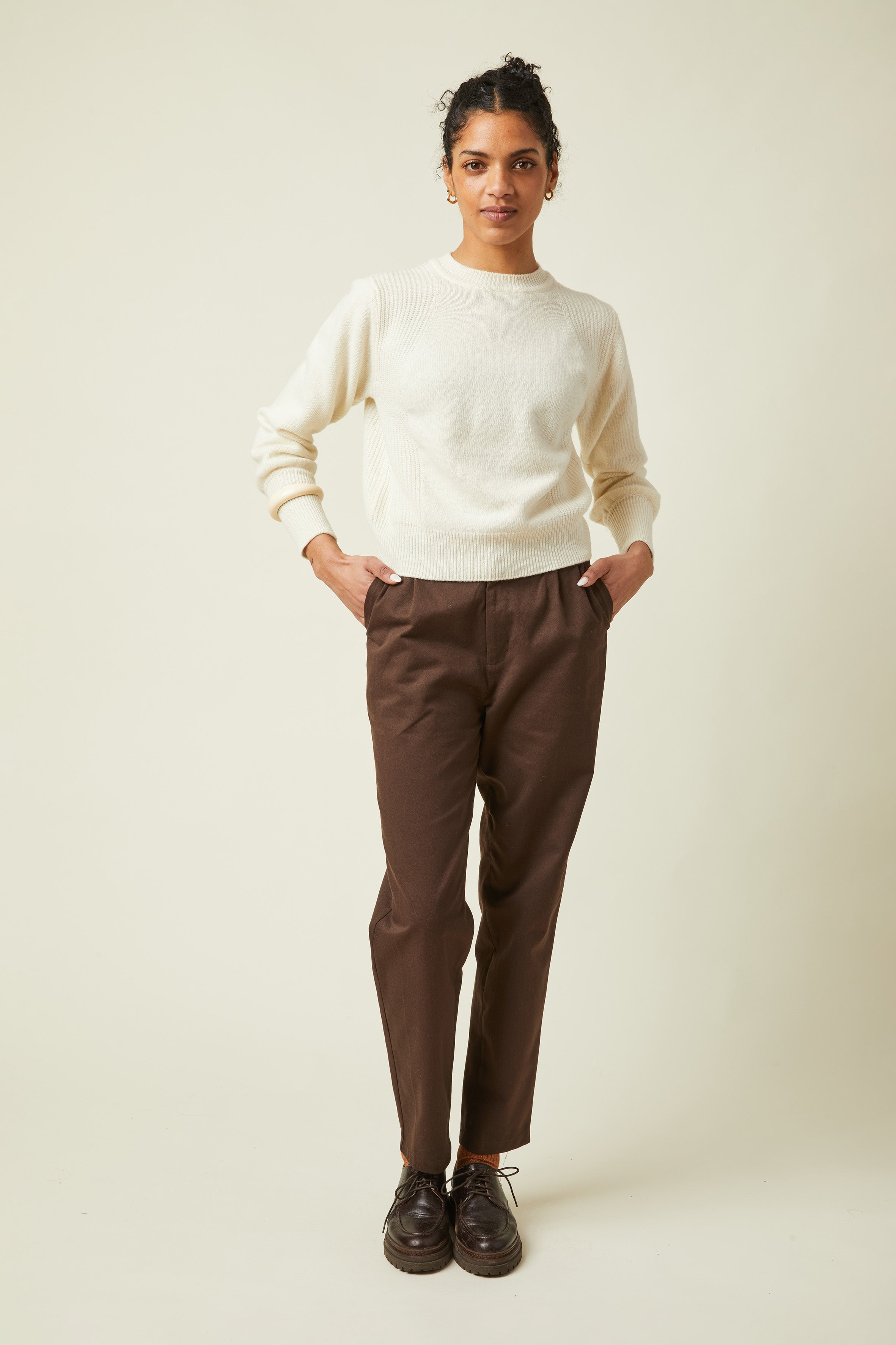 Carrot Trousers pattern – Front view, carrot trousers chocolate brown, cream crew-neck jumper, derby shoes brown – Atelier Brunette