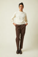 Patron LE Pantalon Carotte – Face, pantalon carotte marron chocolat, pull col rond crème, derbies marron – Atelier Brunette