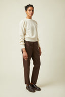 Patron LE Pantalon Carotte – 3/4, pantalon carotte marron chocolat, pull col rond crème, derbies marron – Atelier Brunette