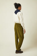 Patron LE Pantalon Carotte – Dos, pantalon velours côtelé kaki olive, pull blanc, foulard marine – Atelier Brunette
