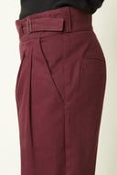 Patron LE Pantalon Ceinture – Gros plan taille, pantalon bordeaux, ceinture boucle dorée et pince – Atelier Brunette