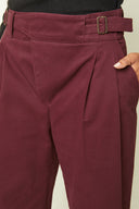 Patron LE Pantalon Ceinture – Gros plan taille bordeaux, main en poche, détail ceinture boucle dorée – Atelier Brunette