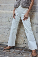 Patron Le Pantalon – Pantalon bootcut ivoire taille haute, gilet teddy gris, fond mur en pierre – Atelier Brunette