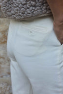 Patron Le Pantalon – Détail dos, tissu ivoire texturé, poche passepoilée et fermeture bouton – Atelier Brunette