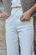 Patron Le Pantalon – Plan ceinture, pantalon bootcut ivoire taille haute, gilet teddy gris, fond pierre – Atelier Brunette