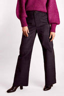 Patron Le Pantalon – Femme en pied, pantalon bootcut bordeaux taille haute, pull fuchsia, bottines noires – Atelier Brunette