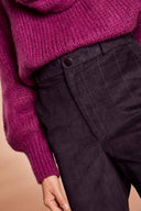 Patron Le Pantalon – Plan ceinture, pantalon bootcut bordeaux taille haute, pull fuchsia, fond beige – Atelier Brunette