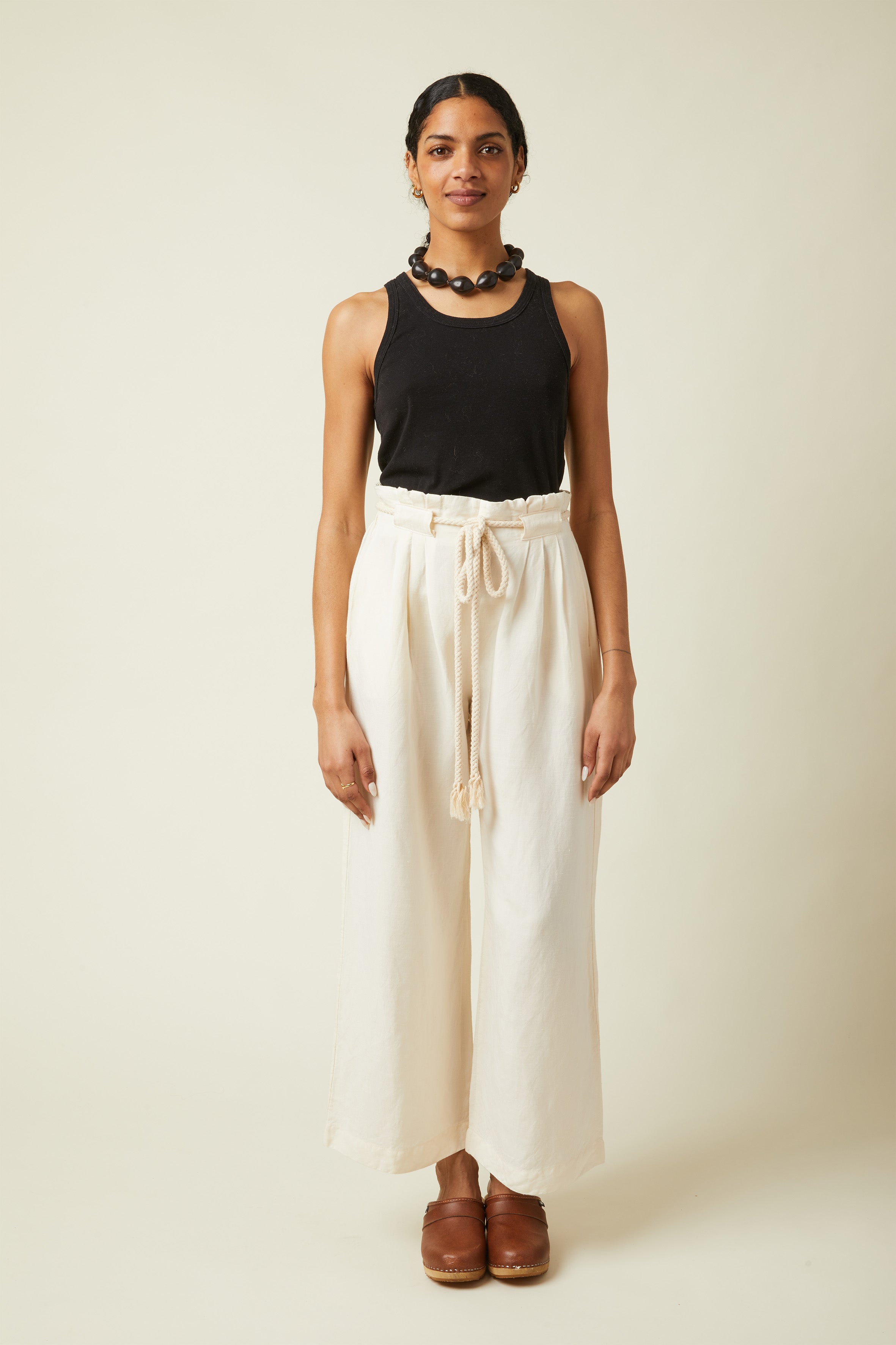 Trousers-Shorts pattern – Woman, front view, trousers large ivory high waist, cord belt – Atelier Brunette