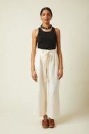 Patron Le Pantalon Short – Femme de face, pantalon large ivoire taille haute, ceinture cordelette – Atelier Brunette
