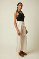 Patron Le Pantalon Short – Femme de 3/4 face, pantalon large ivoire taille haute ceinture cordelette – Atelier Brunette