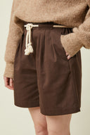 Patron Le Pantalon Short – Short large marron chocolat taille haute, ceinture cordelette, pull camel – Atelier Brunette