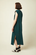 Patron T-Shirt – vue de profil gauche, robe t-shirt vert sapin, fente latérale, longueur midi – Atelier Brunette